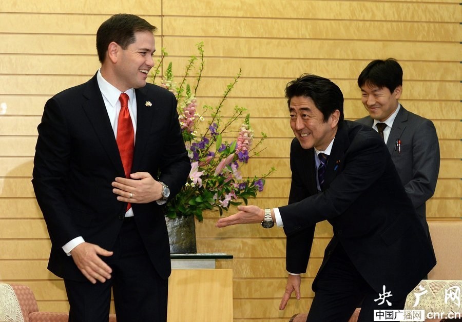 写真（アメリカの議員にペコペコする安倍総理）　出典：http://news.sina.com.cn/w/p/2014-01-21/233429310152.shtml