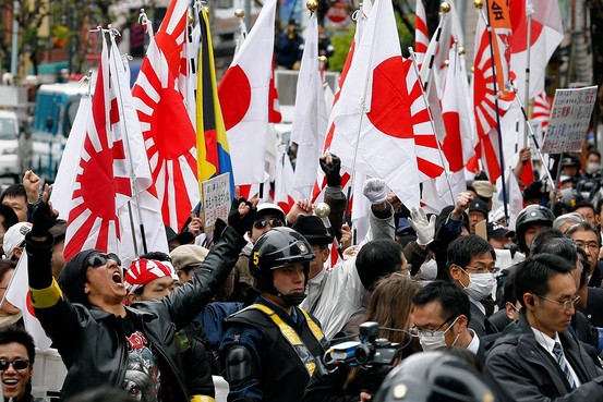 写真（在日韓国人に対して抗議する人々）　出典：ウォールストリートジャーナル 