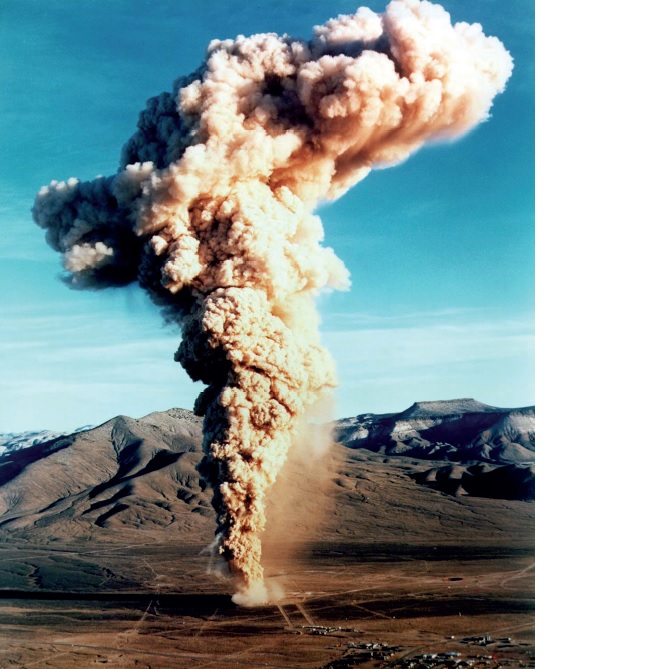 写真（ネバダ州での地下核実験。巨大な放射性雲が発生した。）出典：アメリカエネルギー省 