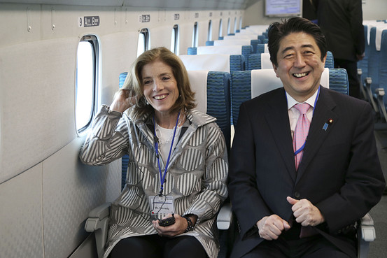 写真（リニア新幹線に試乗する安倍総理とケネディ駐日大使）　出典：ウォールストリートジャーナル