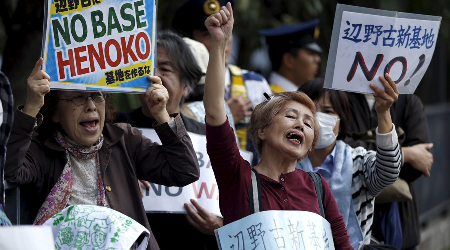 写真（国会前で辺野古基地建設に反対する人々：RT掲載）　出典：Issei Kato / Reuters 