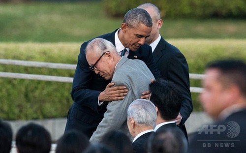 写真（広島の被爆者を抱擁するオバマ米大統領） 