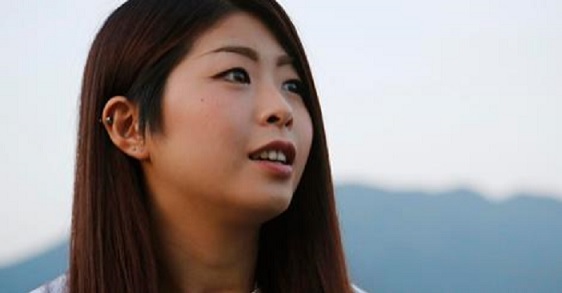 写真（福島原発事故による自身の健康被害について語る女性）　出典：AP 
