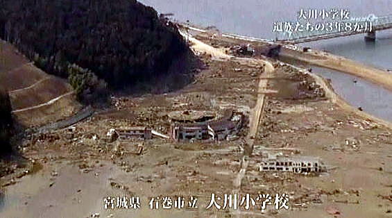 写真（津波被害に遭った大川小とその周辺）　出典：NHK