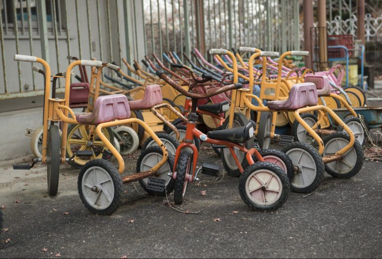 写真（富岡町の保育園で放置された三輪車） 